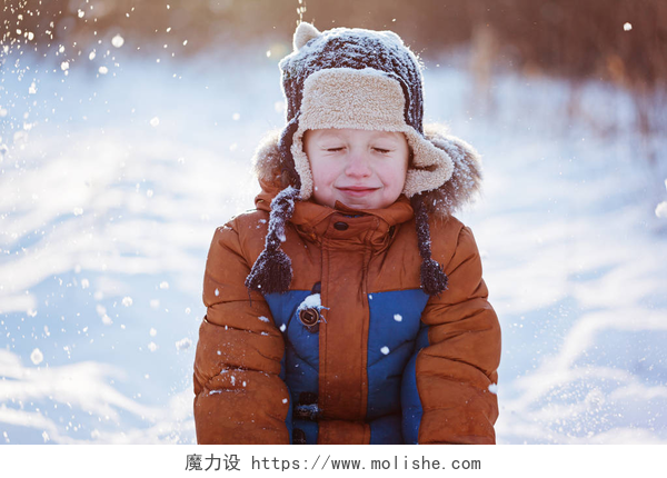 快乐的男孩在冬天感受大自然快乐的孩子男孩玩一个冬天降雪期间在大自然中漫步